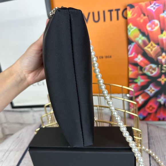 CHANEL black neoprene crossbody pouch with Pearl chain and bag charm - Picture 7 of 11